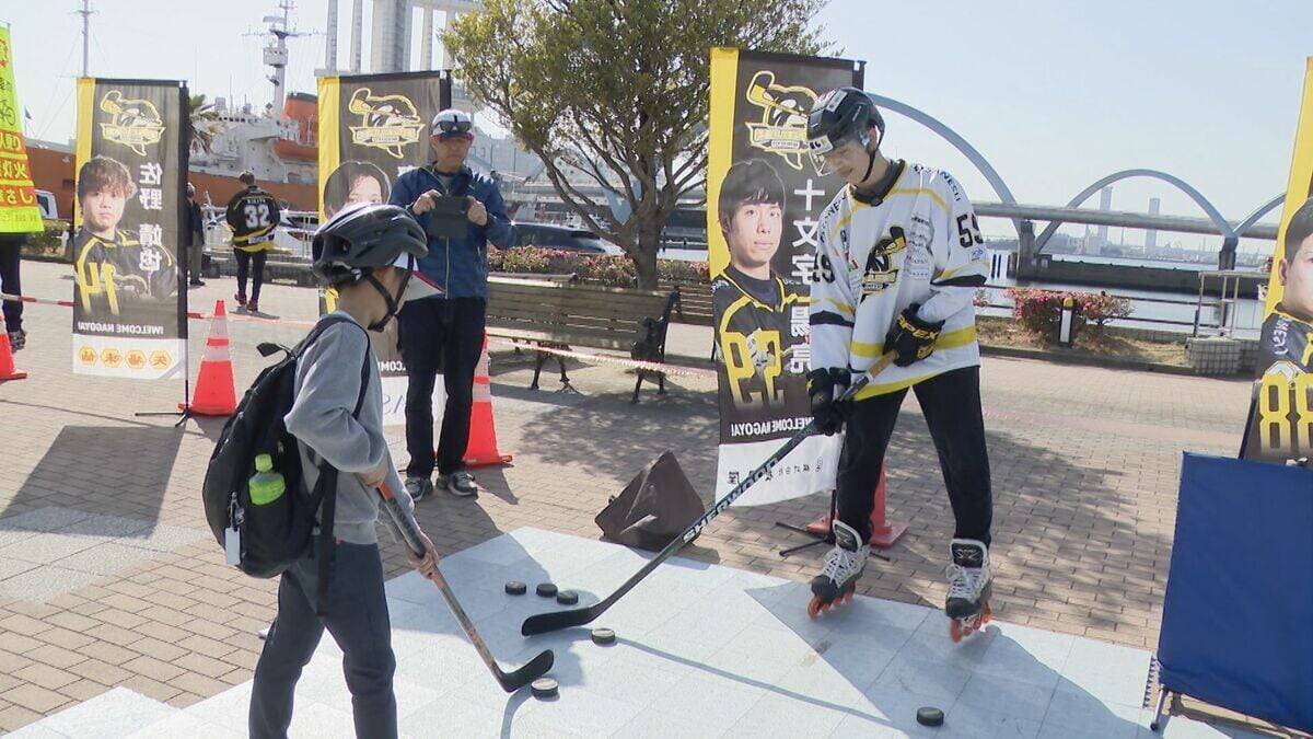 「青切符」開始まで１ヶ月　警察とアイスホッケー選手が自転車の安全利用を呼びかけ　競技体験通してヘルメットの重要性を
