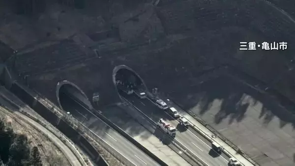 トラック運転しながら箸持ってカップラーメン ｢前を見ていません」有料道路で見た“危険” ながらスマホも 新名神6人死亡事故から1か月
