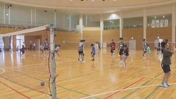 足や頭でボールを打ち返す｢セパタクロー｣ 日本代表選手らのアドバイス受けて子どもたちが挑戦 愛知･北名古屋市【アジア大会 愛知･名古屋2026】