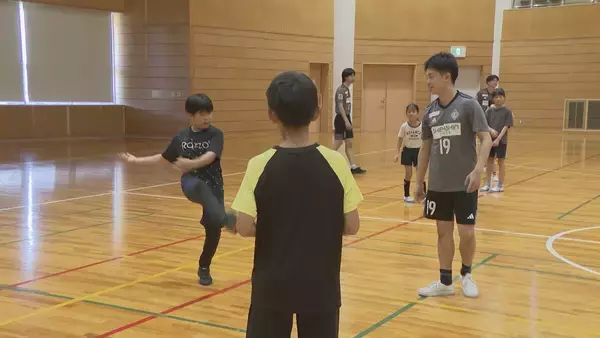 「足や頭でボールを打ち返す｢セパタクロー｣ 日本代表選手らのアドバイス受けて子どもたちが挑戦 愛知･北名古屋市【アジア大会 愛知･名古屋2026】」の画像