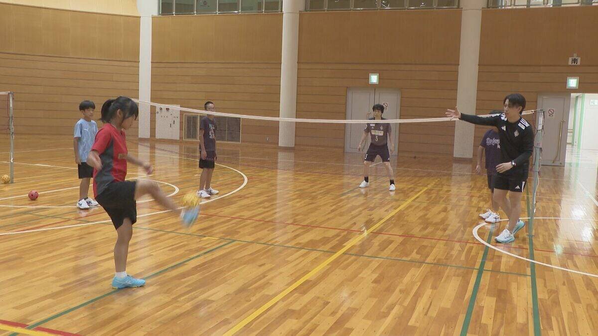 足や頭でボールを打ち返す｢セパタクロー｣ 日本代表選手らのアドバイス受けて子どもたちが挑戦 愛知･北名古屋市【アジア大会 愛知･名古屋2026】
