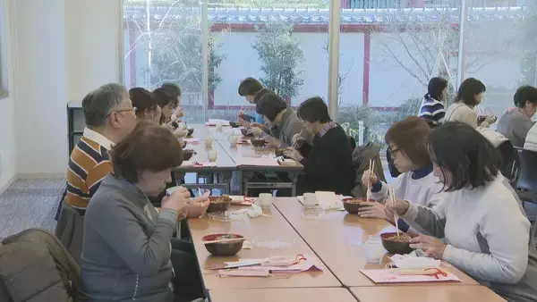 「“必勝合格号”に乗ってバスツアー 受験生の家族が学問の神様･菅原道真公が祀られる｢上野天満宮｣など巡る ｢最後の神頼み｣」の画像