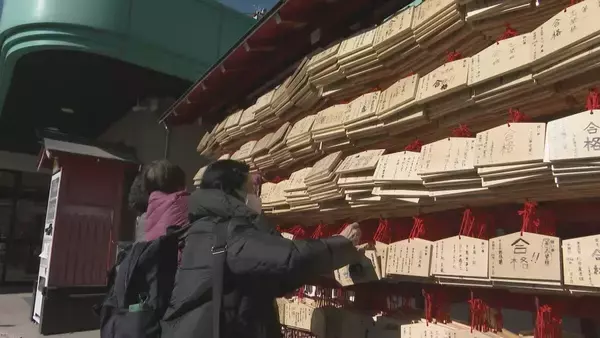 「“必勝合格号”に乗ってバスツアー 受験生の家族が学問の神様･菅原道真公が祀られる｢上野天満宮｣など巡る ｢最後の神頼み｣」の画像