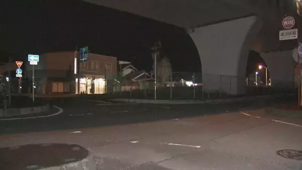 交差点で右折してきた軽トラックにはねられ、歩いていた61歳男性死亡　岐阜・美濃加茂市