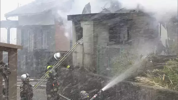 津市で住宅火災　焼け跡から1人の遺体　90代の母親と連絡とれず