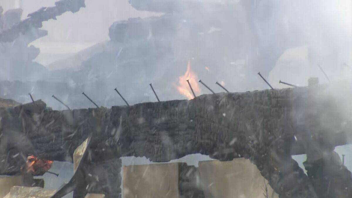 津市で住宅火災　焼け跡から1人の遺体　90代の母親と連絡とれず