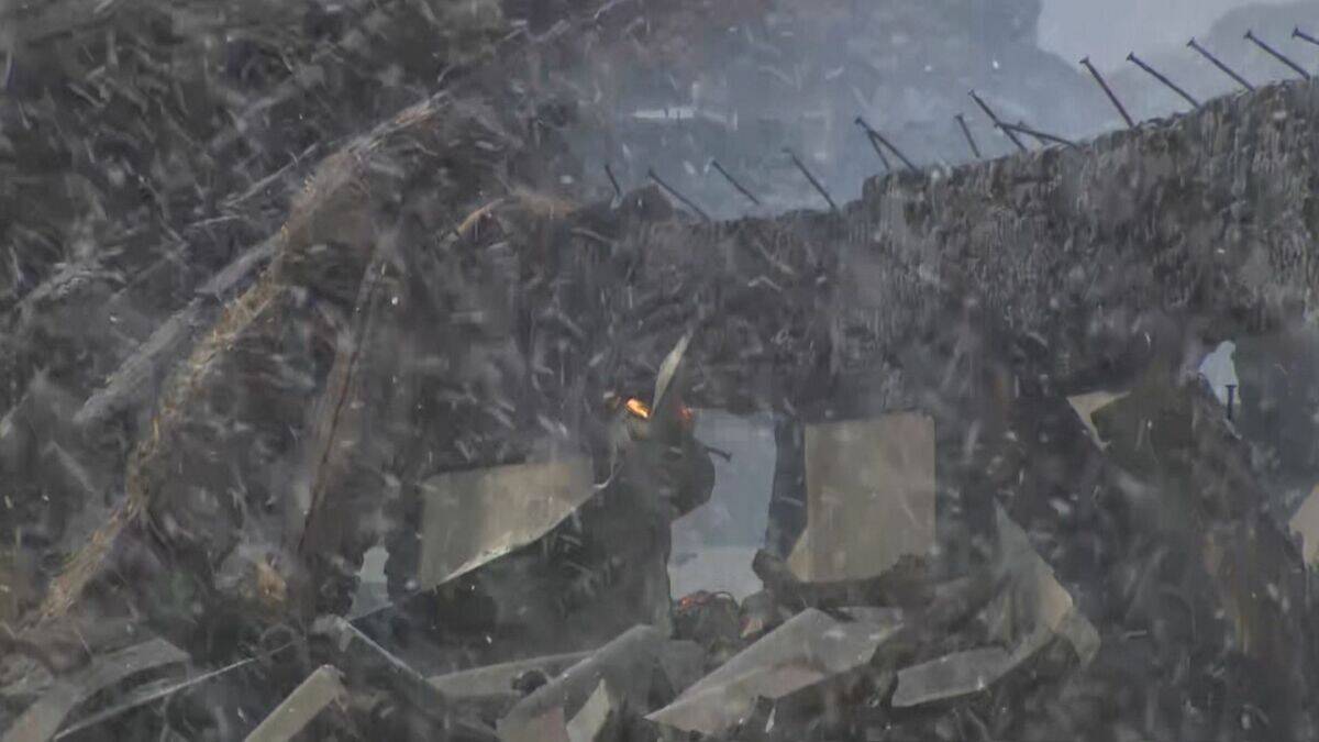 津市で住宅火災　焼け跡から1人の遺体　90代の母親と連絡とれず