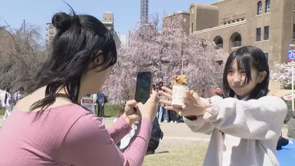 「桜満開の名古屋･鶴舞公園 平日も花見客で大にぎわい 県外や海外から訪れた人も…｢すごく素敵、来て良かった｣ 名古屋･昭和区」の画像