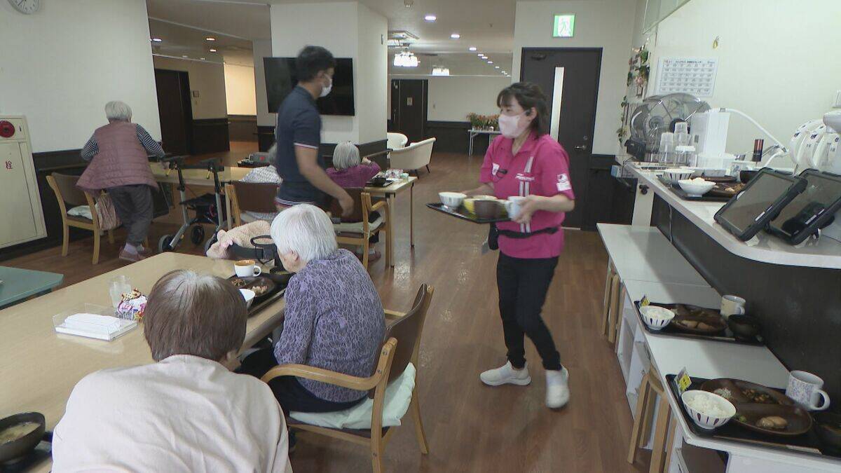 “スポットワーク”で介護の人材不足解消へ 新しい顔ぶれに入居者も会話弾む ｢子育てなどで働いていない有資格者たちが働きやすく｣