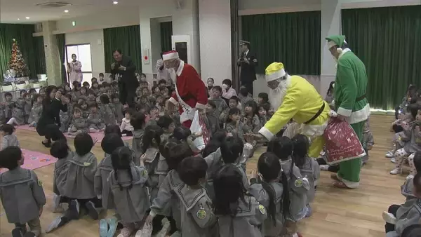 3色の衣装を着たサンタが園児にプレゼント ｢交通安全を守ることを約束した｣ 岐阜県警や交通安全協会などが企画