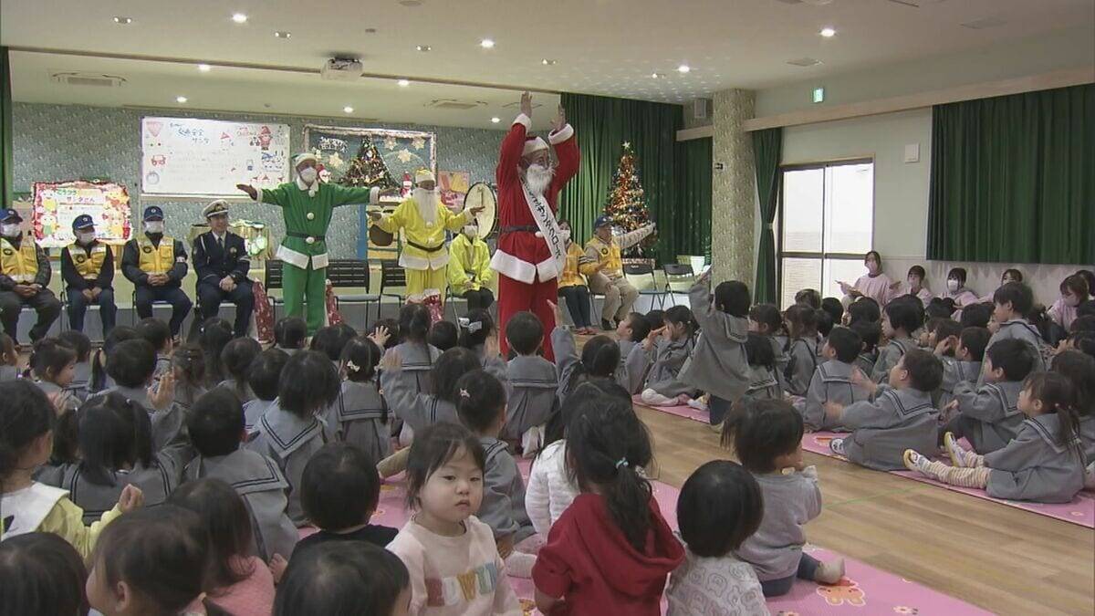 3色の衣装を着たサンタが園児にプレゼント ｢交通安全を守ることを約束した｣ 岐阜県警や交通安全協会などが企画