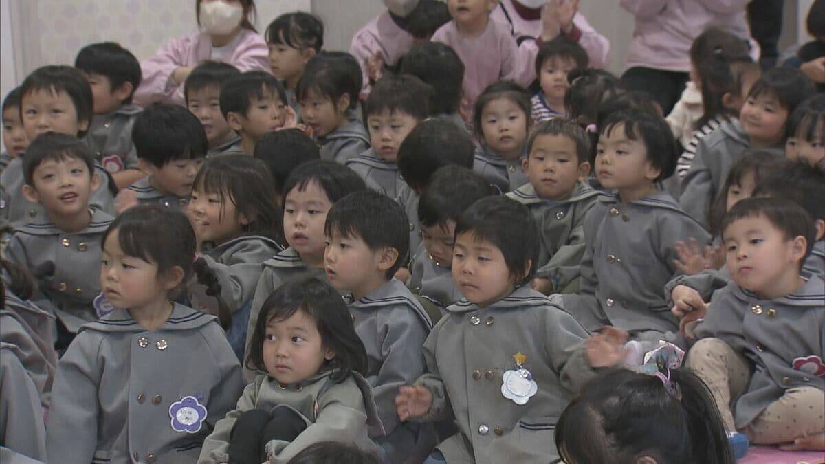 3色の衣装を着たサンタが園児にプレゼント ｢交通安全を守ることを約束した｣ 岐阜県警や交通安全協会などが企画