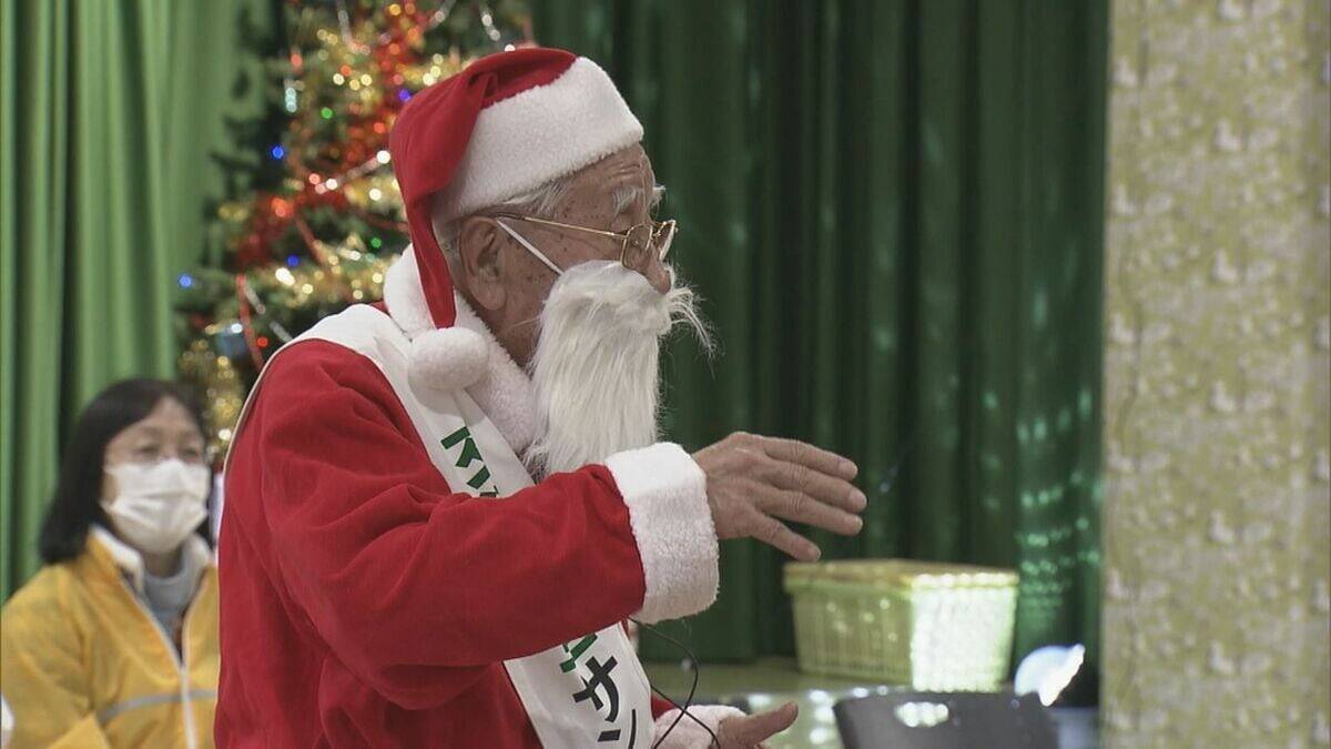 3色の衣装を着たサンタが園児にプレゼント ｢交通安全を守ることを約束した｣ 岐阜県警や交通安全協会などが企画