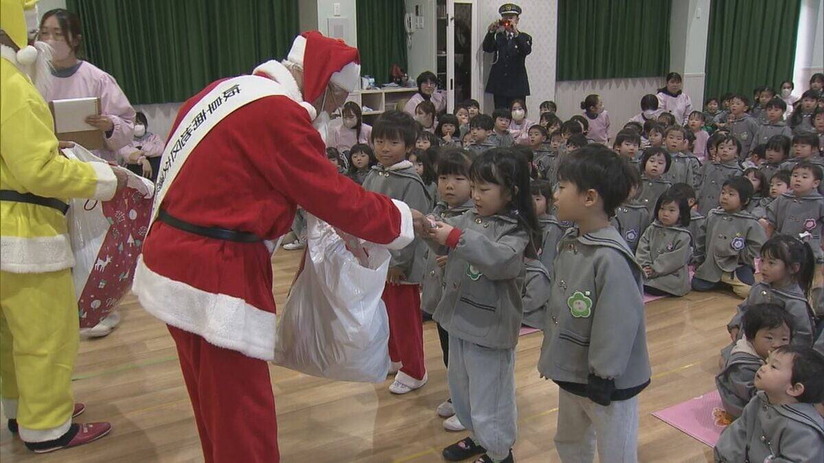 3色の衣装を着たサンタが園児にプレゼント ｢交通安全を守ることを約束した｣ 岐阜県警や交通安全協会などが企画
