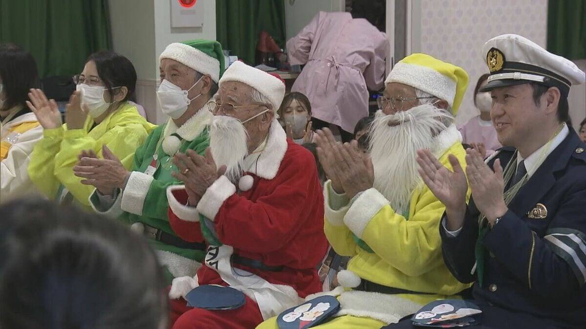 3色の衣装を着たサンタが園児にプレゼント ｢交通安全を守ることを約束した｣ 岐阜県警や交通安全協会などが企画