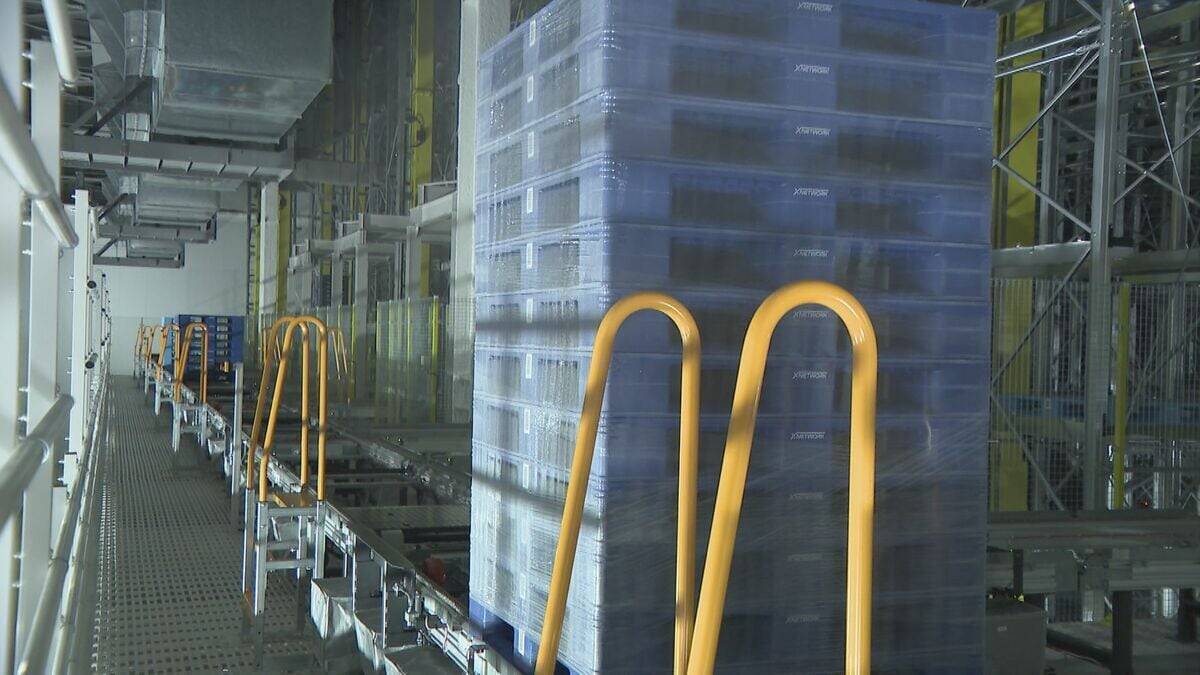 最新の冷凍倉庫 名古屋に誕生 ｢過酷な環境のイメージを払拭｣ 自動化で人手不足を解消 冷凍食品は完全自動システムで管理 “宇宙船”のような事務所も