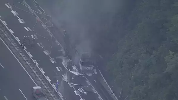 大型トラックが炎上… 運転手｢タイヤから出火した｣と通報 岐阜･恵那市の中央自動車道