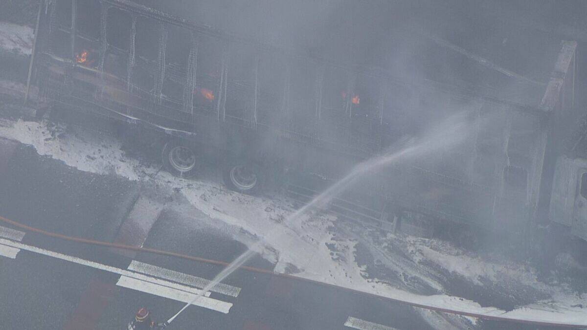 大型トラックが炎上… 運転手｢タイヤから出火した｣と通報 岐阜･恵那市の中央自動車道