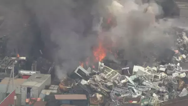 「愛知･小牧市の産業廃棄物処理場で火災 トラックなどが燃える 消火活動続く」の画像