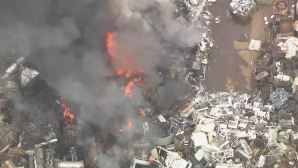 「愛知･小牧市の産業廃棄物処理場で火災 トラックなどが燃える 消火活動続く」の画像