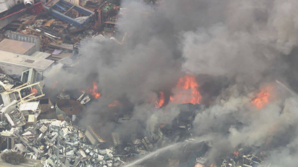 愛知･小牧市の産業廃棄物処理場で火災 トラックなどが燃える 消火活動続く