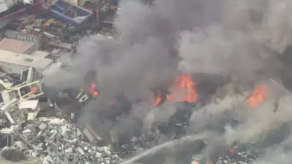 「愛知･小牧市の産業廃棄物処理場で火災 トラックなどが燃える 消火活動続く」の画像