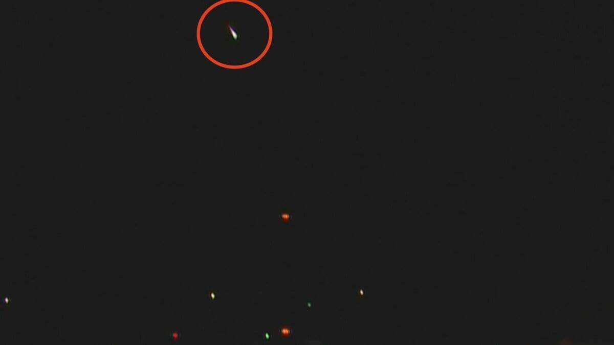 ｢火球｣とみられる明るい流れ星… 関東･関西･東海などで｢火球を見た｣の投稿相次ぐ 県営名古屋空港と三重・尾鷲の情報カメラに映る