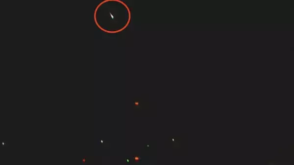 「｢火球｣とみられる明るい流れ星… 関東･関西･東海などで｢火球を見た｣の投稿相次ぐ 県営名古屋空港と三重・尾鷲の情報カメラに映る」の画像