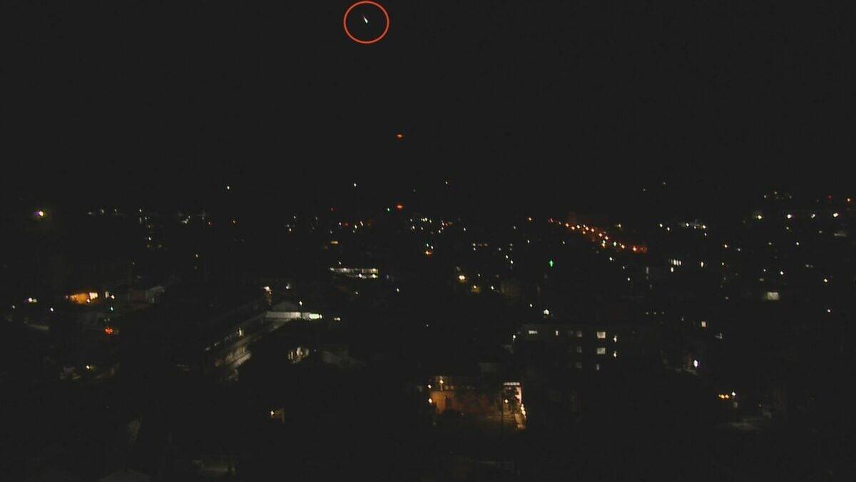 ｢火球｣とみられる明るい流れ星… 関東･関西･東海などで｢火球を見た｣の投稿相次ぐ 県営名古屋空港と三重・尾鷲の情報カメラに映る