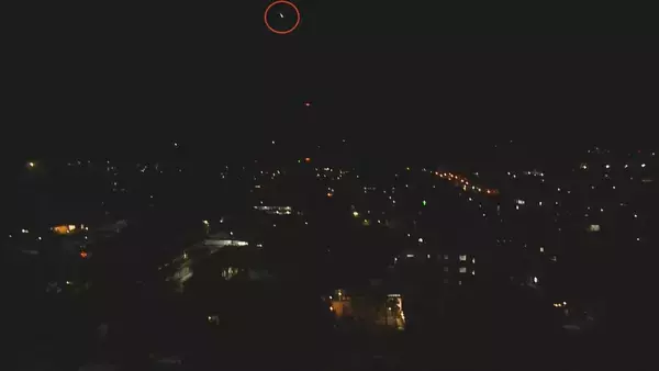 「｢火球｣とみられる明るい流れ星… 関東･関西･東海などで｢火球を見た｣の投稿相次ぐ 県営名古屋空港と三重・尾鷲の情報カメラに映る」の画像