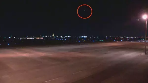 「｢火球｣とみられる明るい流れ星… 関東･関西･東海などで｢火球を見た｣の投稿相次ぐ 県営名古屋空港と三重・尾鷲の情報カメラに映る」の画像