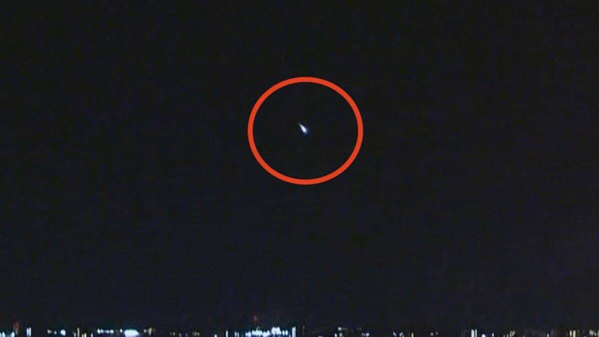 ｢火球｣とみられる明るい流れ星… 関東･関西･東海などで｢火球を見た｣の投稿相次ぐ 県営名古屋空港と三重・尾鷲の情報カメラに映る