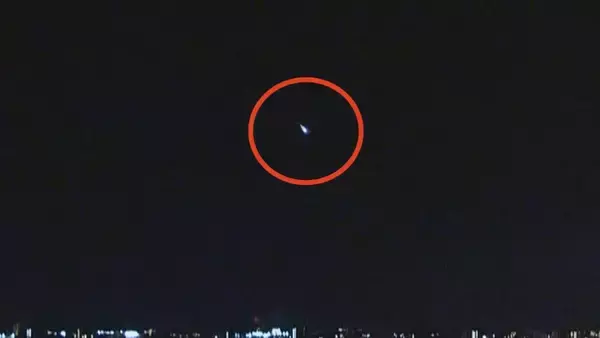 「｢火球｣とみられる明るい流れ星… 関東･関西･東海などで｢火球を見た｣の投稿相次ぐ 県営名古屋空港と三重・尾鷲の情報カメラに映る」の画像