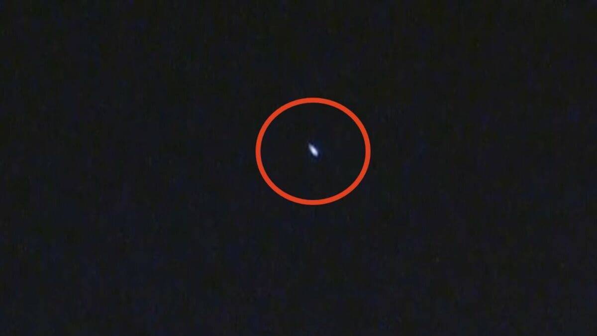 ｢火球｣とみられる明るい流れ星… 関東･関西･東海などで｢火球を見た｣の投稿相次ぐ 県営名古屋空港と三重・尾鷲の情報カメラに映る