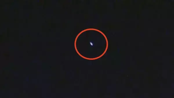 「｢火球｣とみられる明るい流れ星… 関東･関西･東海などで｢火球を見た｣の投稿相次ぐ 県営名古屋空港と三重・尾鷲の情報カメラに映る」の画像