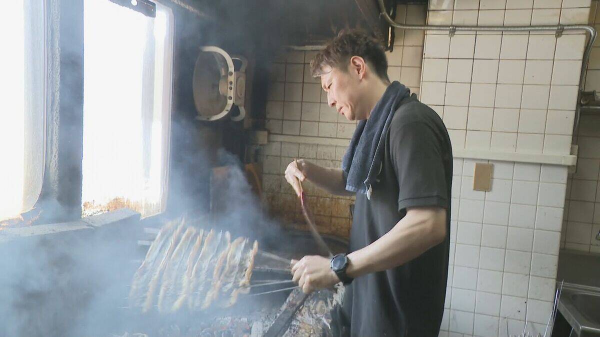 さばくウナギは“1日約60キロ” 土用の丑を前に専門店は大賑わい 焼き場の体感は｢50～60℃くらい｣も暑さ対策は… 三重・津市