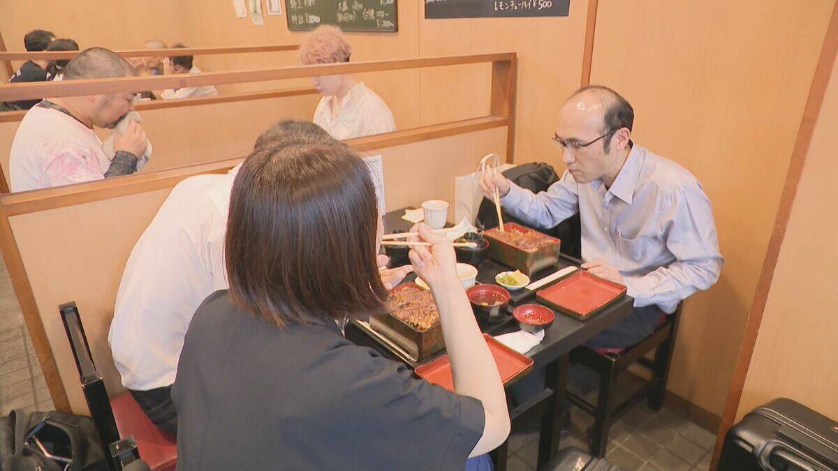 さばくウナギは“1日約60キロ” 土用の丑を前に専門店は大賑わい 焼き場の体感は｢50～60℃くらい｣も暑さ対策は… 三重・津市