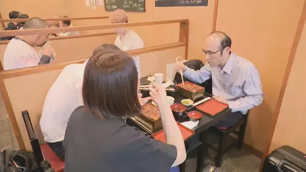 「さばくウナギは“1日約60キロ” 土用の丑を前に専門店は大賑わい 焼き場の体感は｢50～60℃くらい｣も暑さ対策は… 三重・津市」の画像