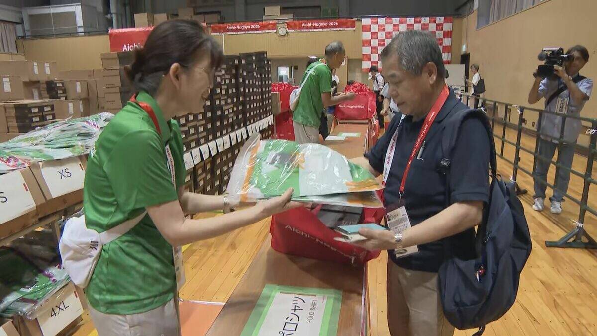 アジア大会のボランティアにユニフォーム配布 ｢頑張らなきゃと実感が湧いた｣ 名古屋･中区の愛知県体育館