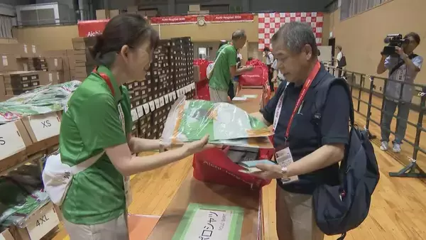 「アジア大会のボランティアにユニフォーム配布 ｢頑張らなきゃと実感が湧いた｣ 名古屋･中区の愛知県体育館」の画像