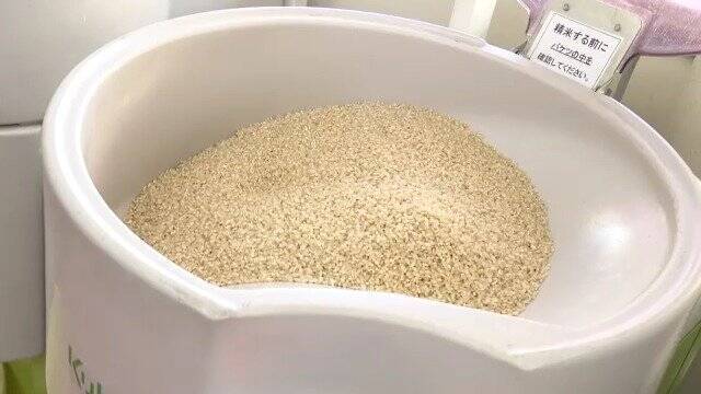 毎週月･火はコメ1キロあたり50円引き 柿は5～6個入って120円 ことし最後の3連休 愛知の直売所はお値打ち食材を求めて大盛況