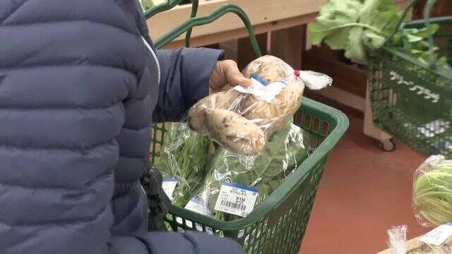 毎週月･火はコメ1キロあたり50円引き 柿は5～6個入って120円 ことし最後の3連休 愛知の直売所はお値打ち食材を求めて大盛況