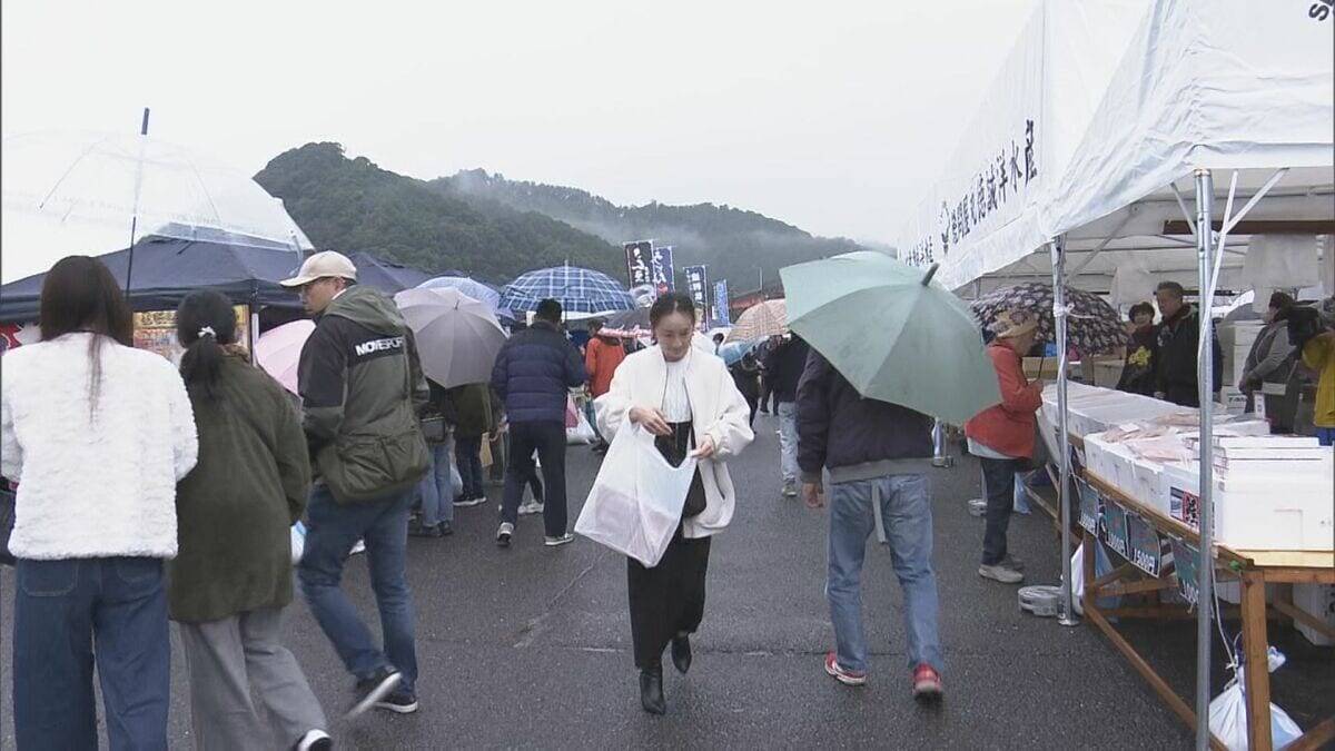 伊勢海老やブリなどが安い！年末きいながしま港市始まる「財布のひもが緩みまくりました」三重・紀北町 紀伊長島