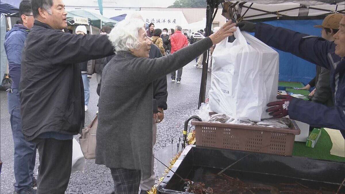 伊勢海老やブリなどが安い！年末きいながしま港市始まる「財布のひもが緩みまくりました」三重・紀北町 紀伊長島