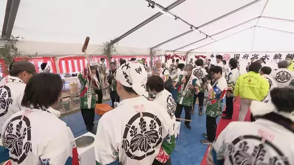 3月1日の｢国府宮はだか祭｣を前に重さ約4トンの大鏡餅の餅つき “神男”はじめ約2000人が参加  もち米は価格高騰の中 奉賛会が育て66俵分を確保
