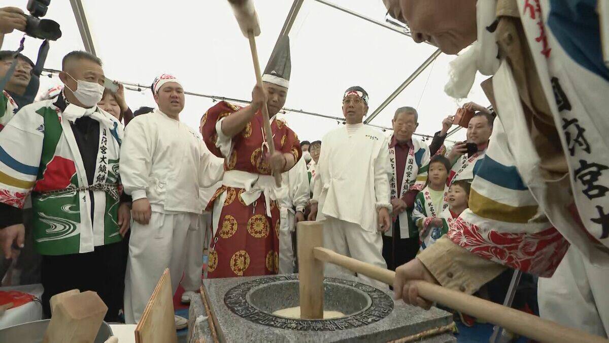 3月1日の｢国府宮はだか祭｣を前に重さ約4トンの大鏡餅の餅つき “神男”はじめ約2000人が参加  もち米は価格高騰の中 奉賛会が育て66俵分を確保