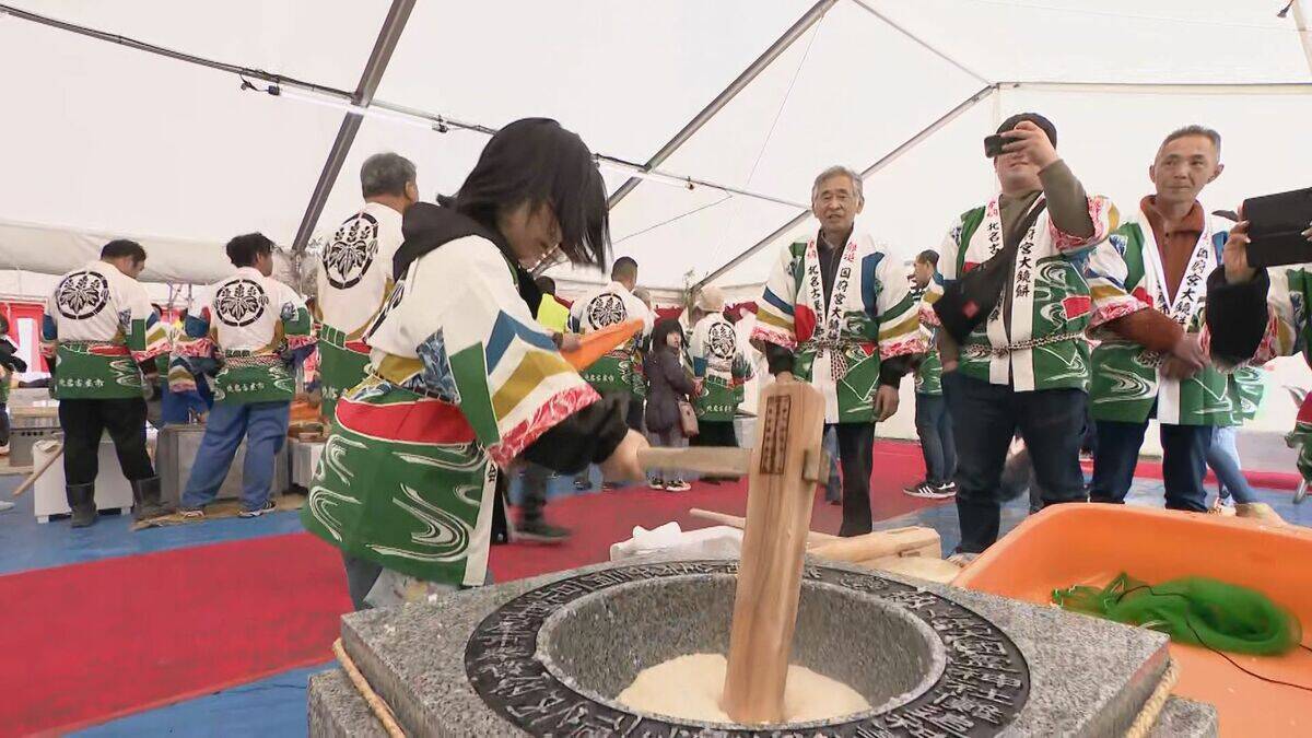 3月1日の｢国府宮はだか祭｣を前に重さ約4トンの大鏡餅の餅つき “神男”はじめ約2000人が参加  もち米は価格高騰の中 奉賛会が育て66俵分を確保