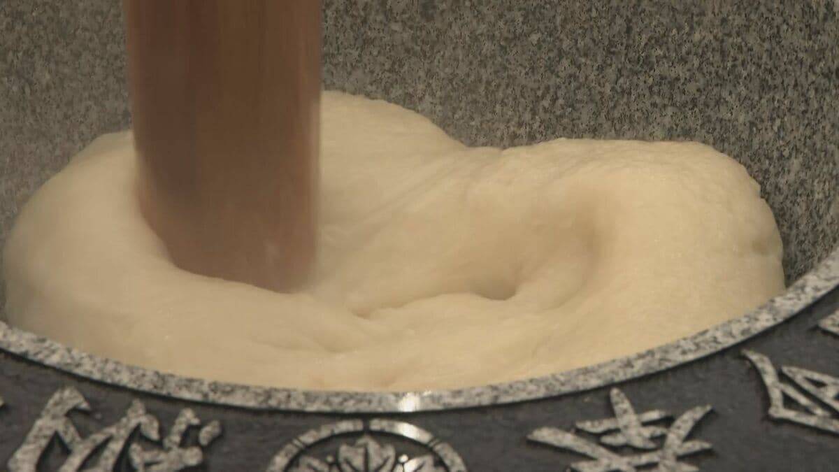 3月1日の｢国府宮はだか祭｣を前に重さ約4トンの大鏡餅の餅つき “神男”はじめ約2000人が参加  もち米は価格高騰の中 奉賛会が育て66俵分を確保