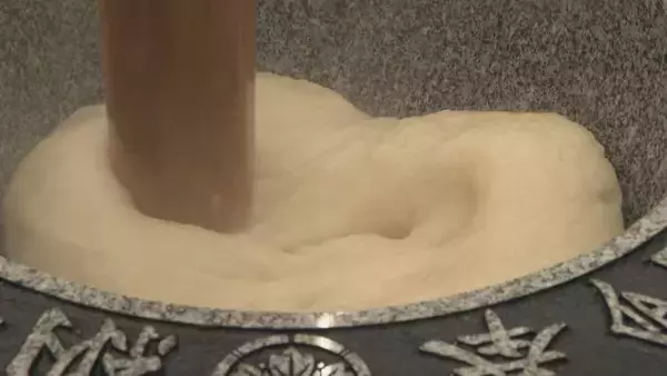 「3月1日の｢国府宮はだか祭｣を前に重さ約4トンの大鏡餅の餅つき “神男”はじめ約2000人が参加  もち米は価格高騰の中 奉賛会が育て66俵分を確保」の画像