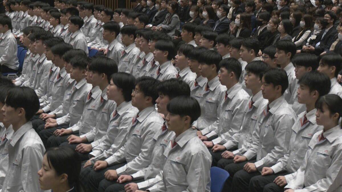 トヨタが運営する職業訓練校「トヨタ工業学園」で卒業式 豊田章男会長が卒業生234人に激励 ｢トヨタを支える人材となるため絶えず努力｣との決意を胸に…3月から正社員に